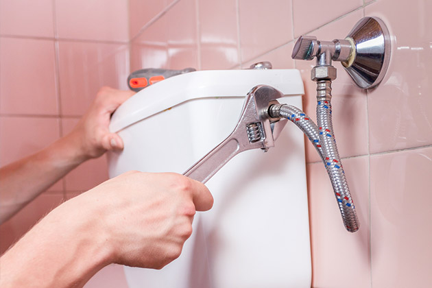 Comment réparer un robinet de chasse d’eau qui fuit ?